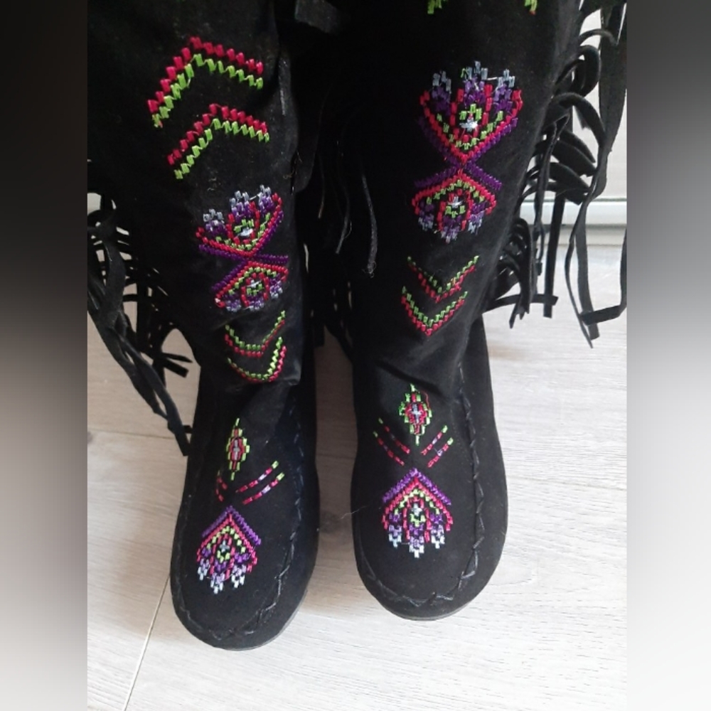 BEAUTIFUL! Embroidered tall boots